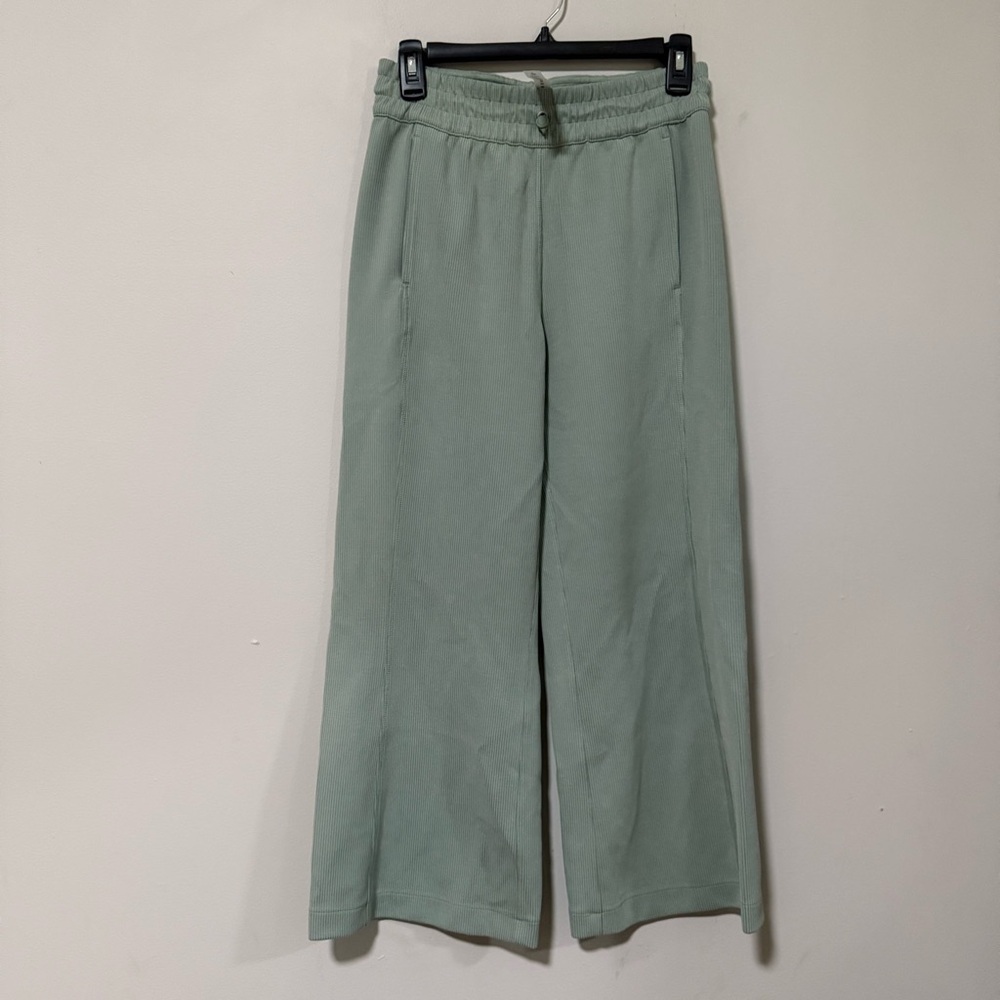 Lululemon Ribbed Softstreme Mid-Rise Wide-Leg Cropped Pant 25"
Palm Court Size 6 - Picture 7 of 12